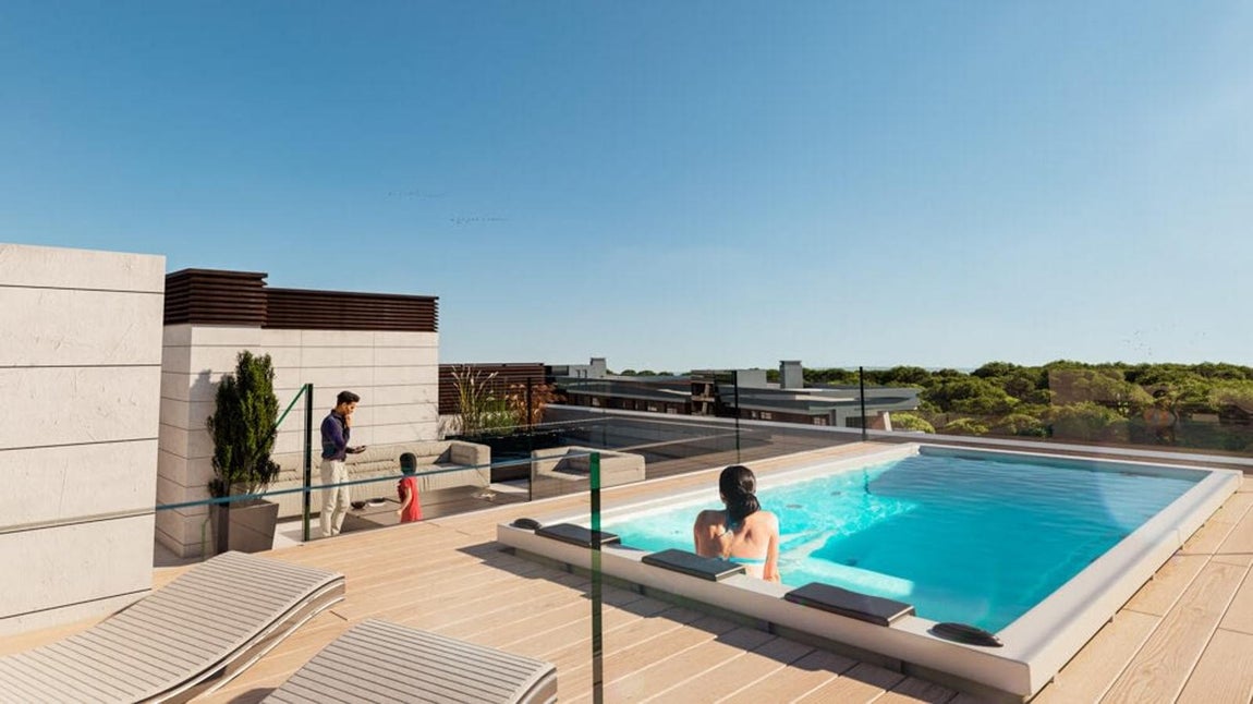 El ático de lujo de Iker Casillas en La Finca. Dicha residencia ofrece apartamentos de lujo que se pueden alquilar a través de la inmobiliaria ‘La Finca Real Estate’ por, aproximadamente, 5.000 euros al mes; pero en el caso del deportista ha adquirido uno por 1.715.000 euros. Se trata de un ático de 300 metros cuadrados con tres dormitorios y varias terrazas (una de las cuáles posee una piscina privada).