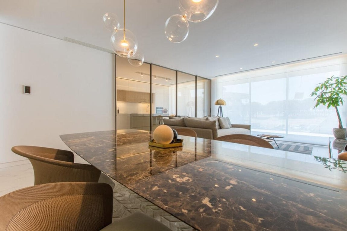 El ático de lujo de Iker Casillas en La Finca. No falta tampoco un espacio para el comedor con una gran mesa para que pueda recibir invitados sin problemas de espacio.