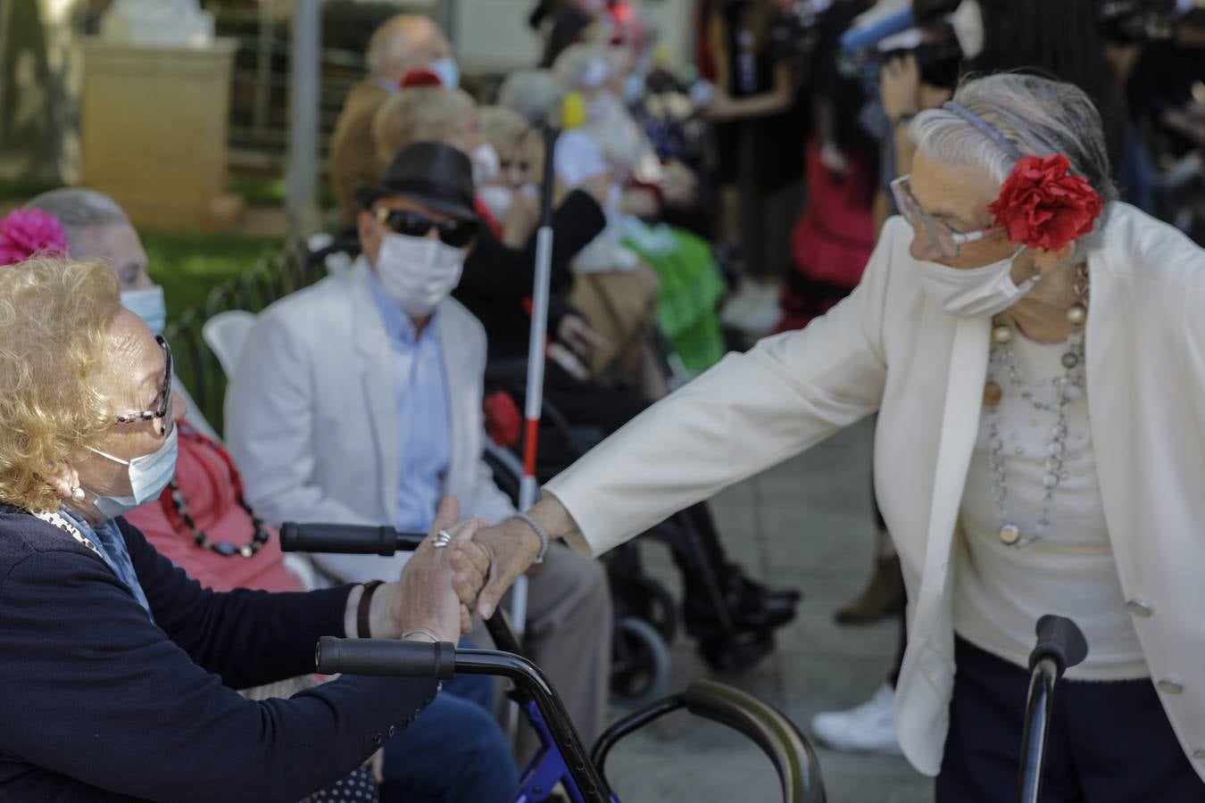 Paseo solidario en coche de caballos de ancianos de una residencia de Triana