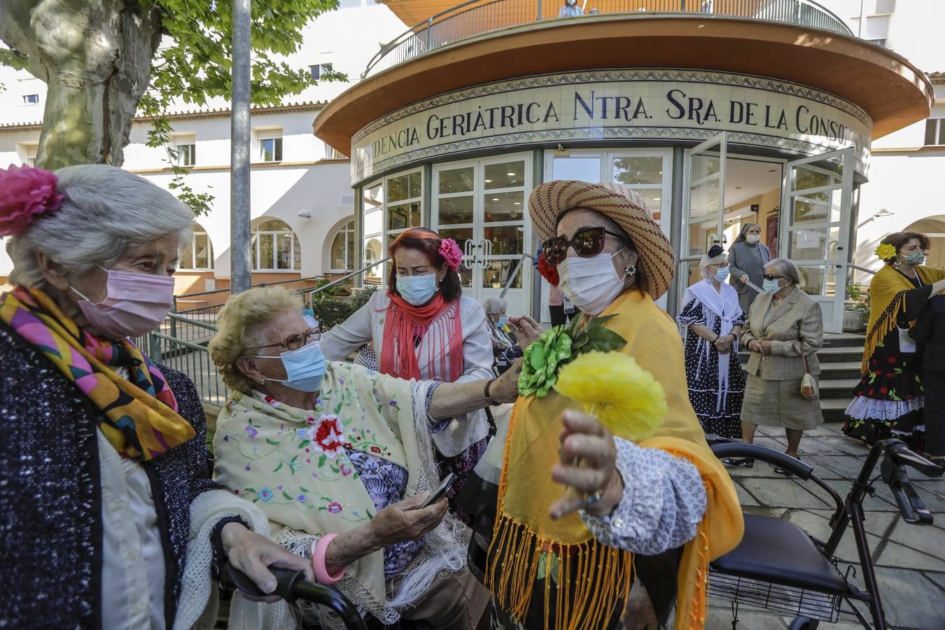 Paseo solidario en coche de caballos de ancianos de una residencia de Triana