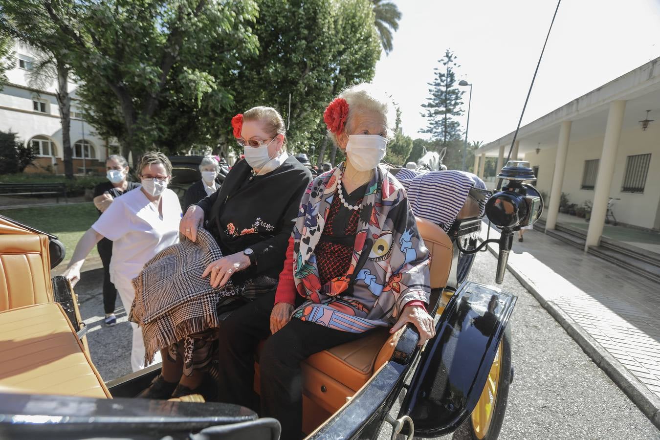 Paseo solidario en coche de caballos de ancianos de una residencia de Triana