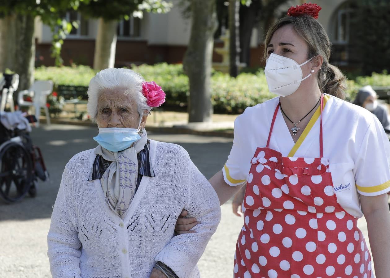 Paseo solidario en coche de caballos de ancianos de una residencia de Triana