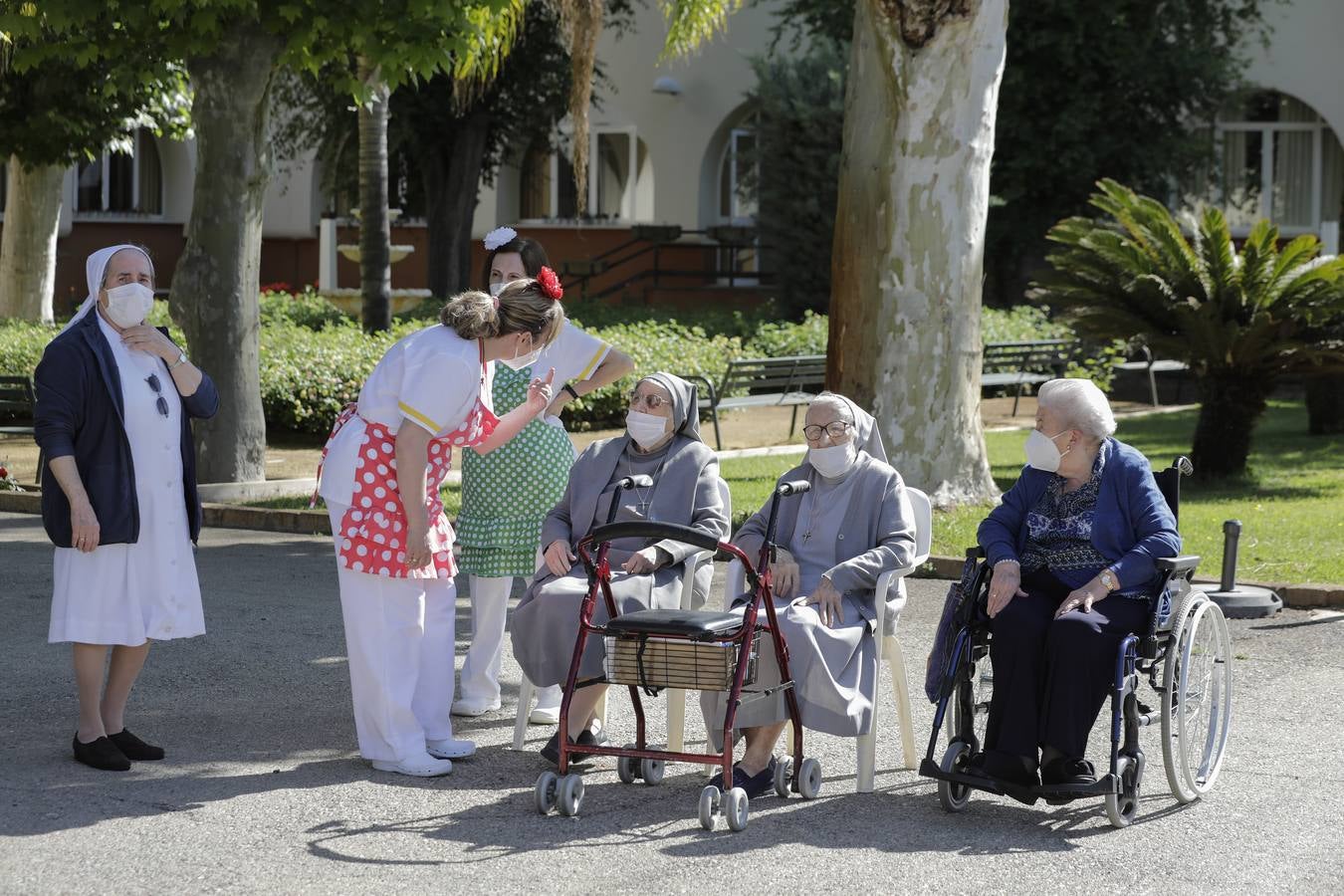 Paseo solidario en coche de caballos de ancianos de una residencia de Triana