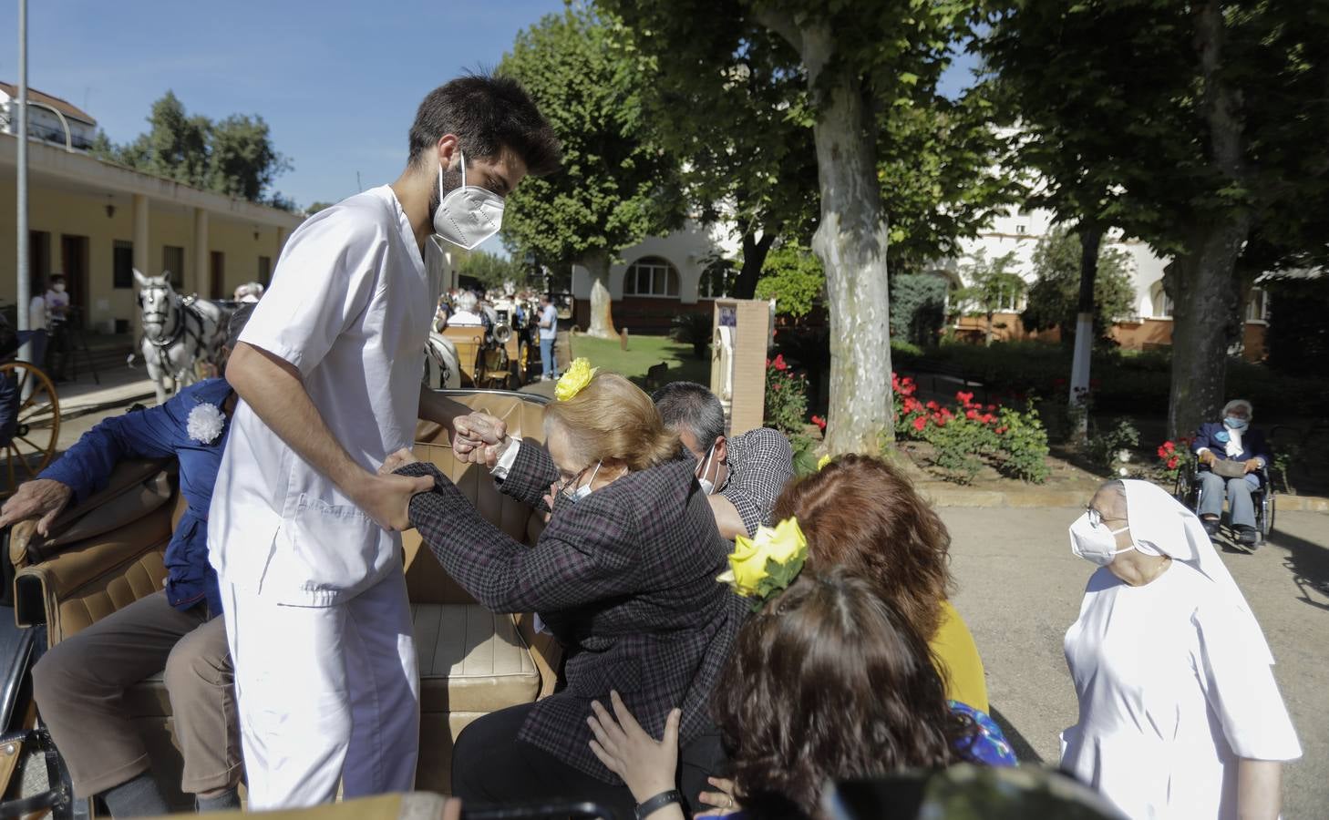 Paseo solidario en coche de caballos de ancianos de una residencia de Triana