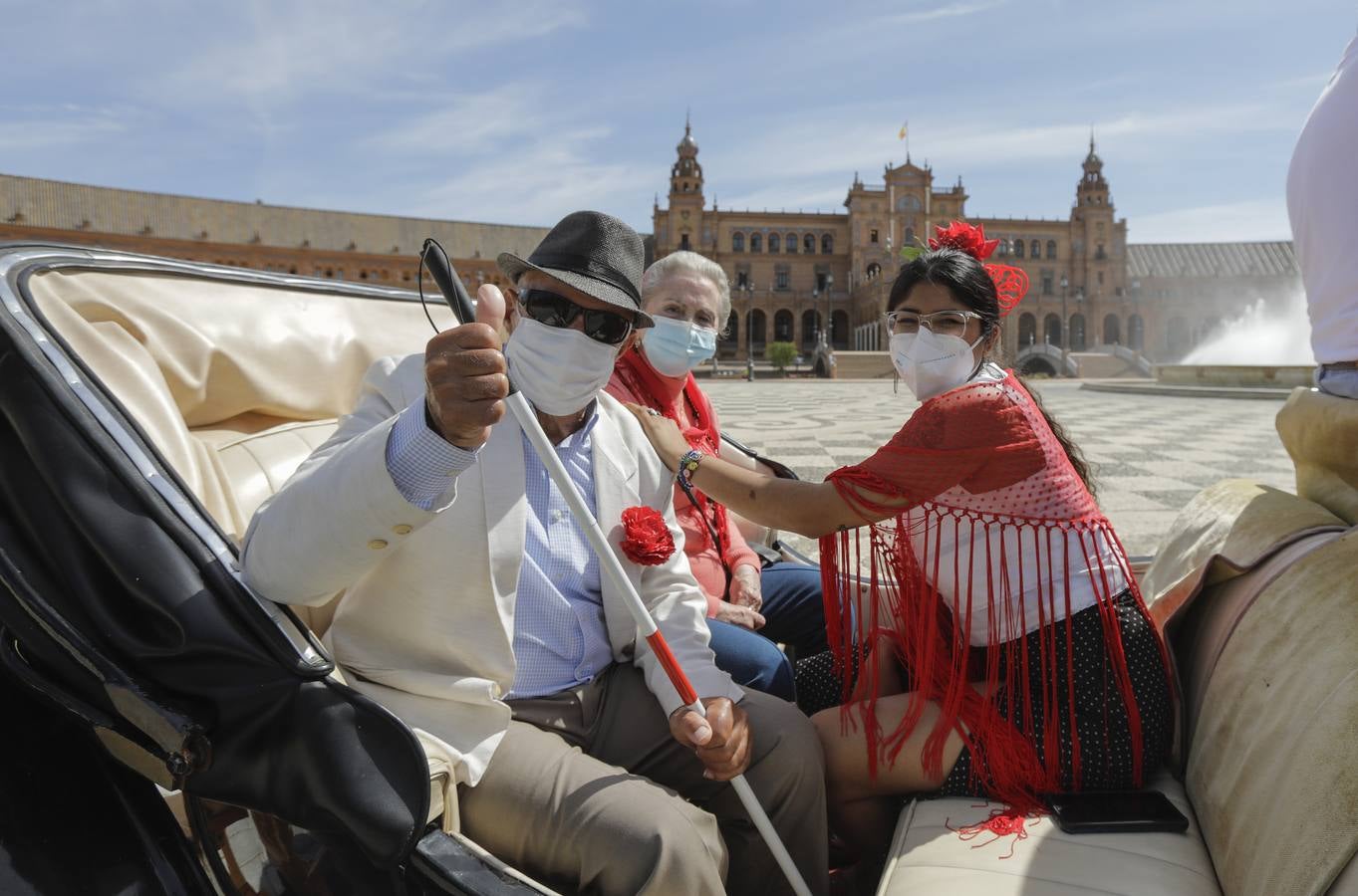 Paseo solidario en coche de caballos de ancianos de una residencia de Triana