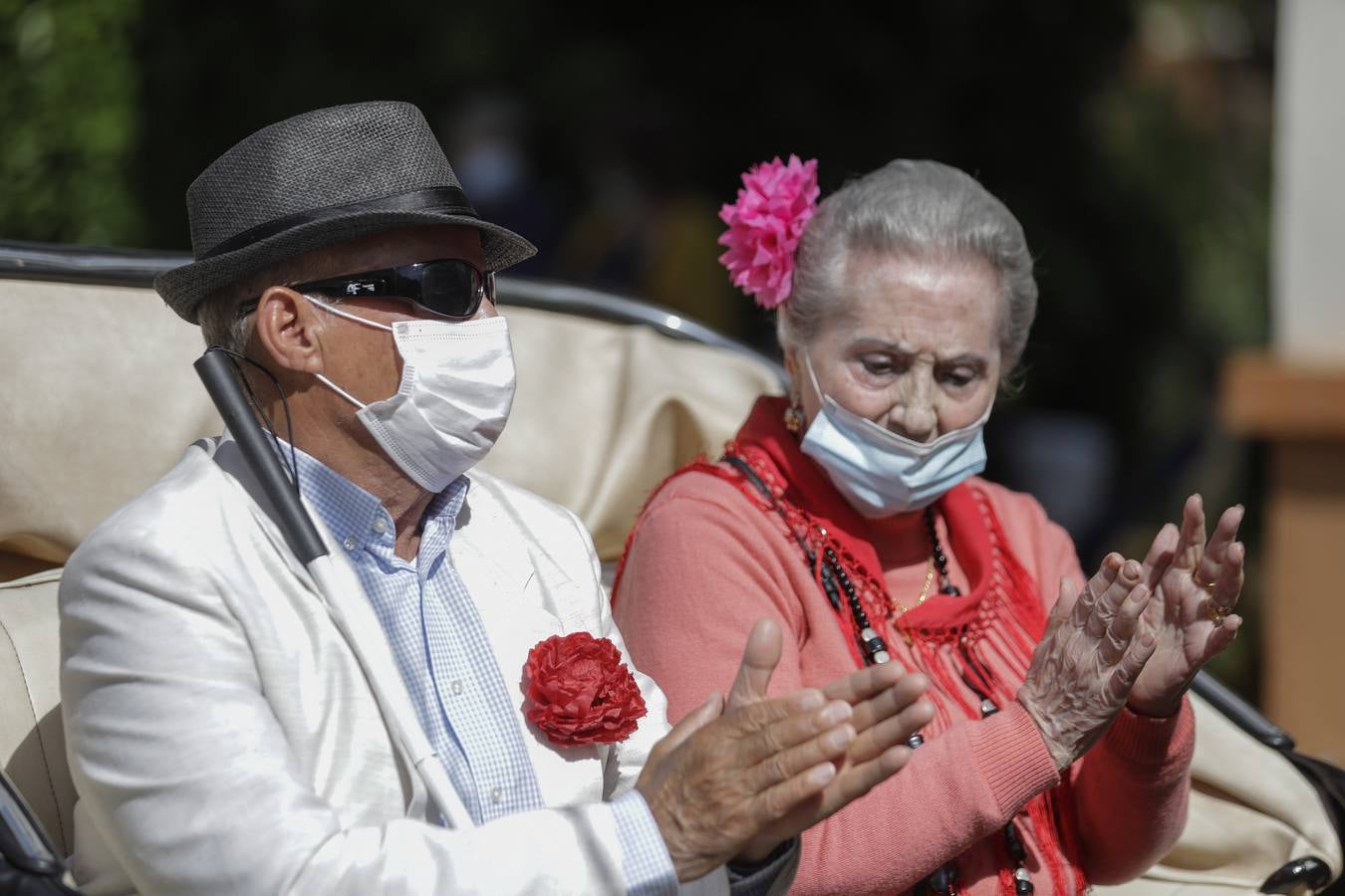 Paseo solidario en coche de caballos de ancianos de una residencia de Triana