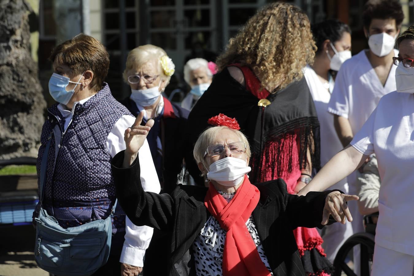 Paseo solidario en coche de caballos de ancianos de una residencia de Triana