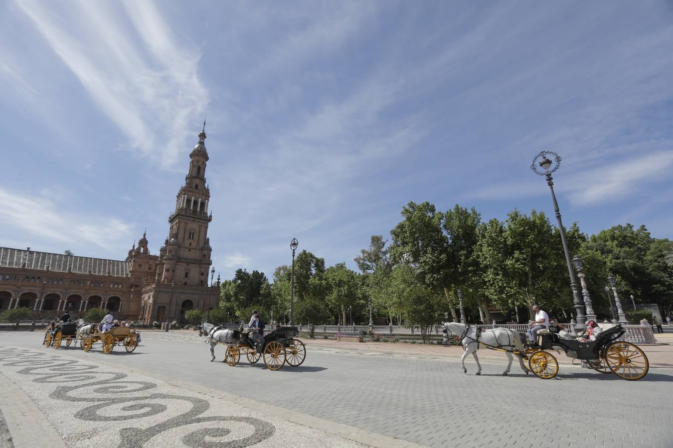 Paseo solidario en coche de caballos de ancianos de una residencia de Triana