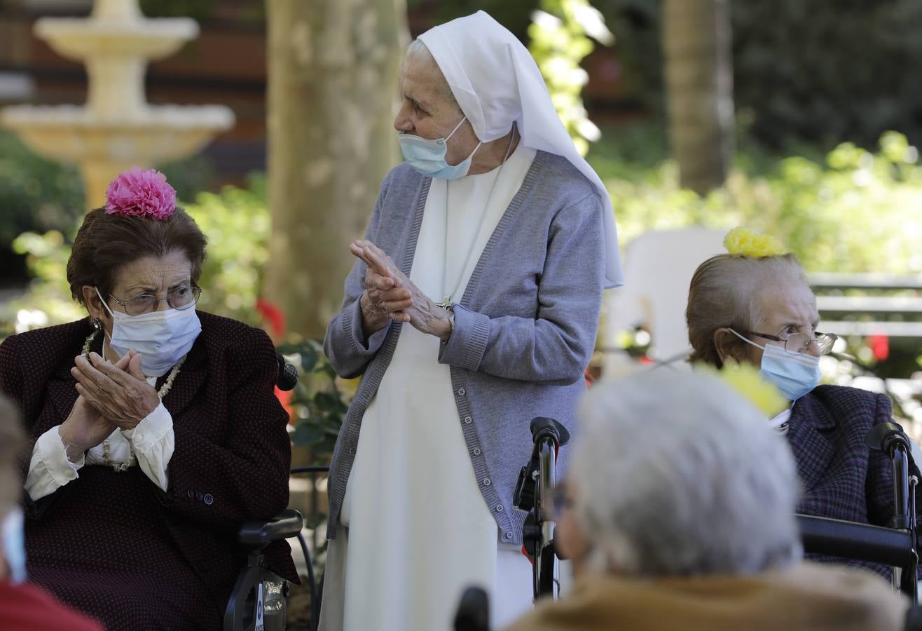 Paseo solidario en coche de caballos de ancianos de una residencia de Triana