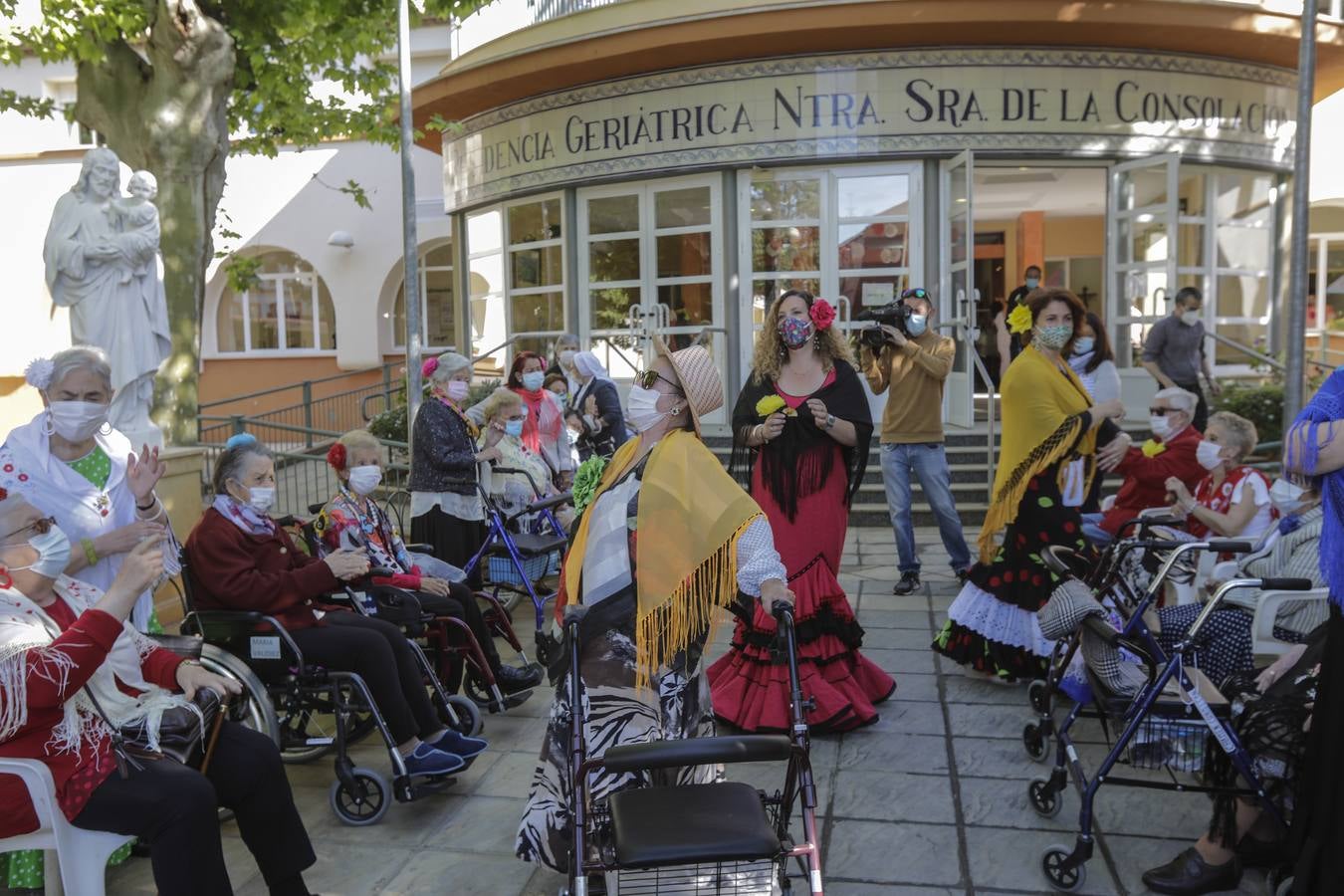 Paseo solidario en coche de caballos de ancianos de una residencia de Triana