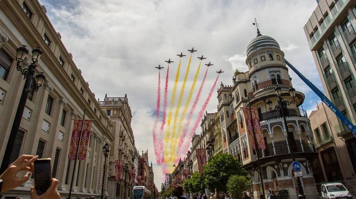 La Patrulla Águila dibuja la bandera de España en el cielo de Sevilla