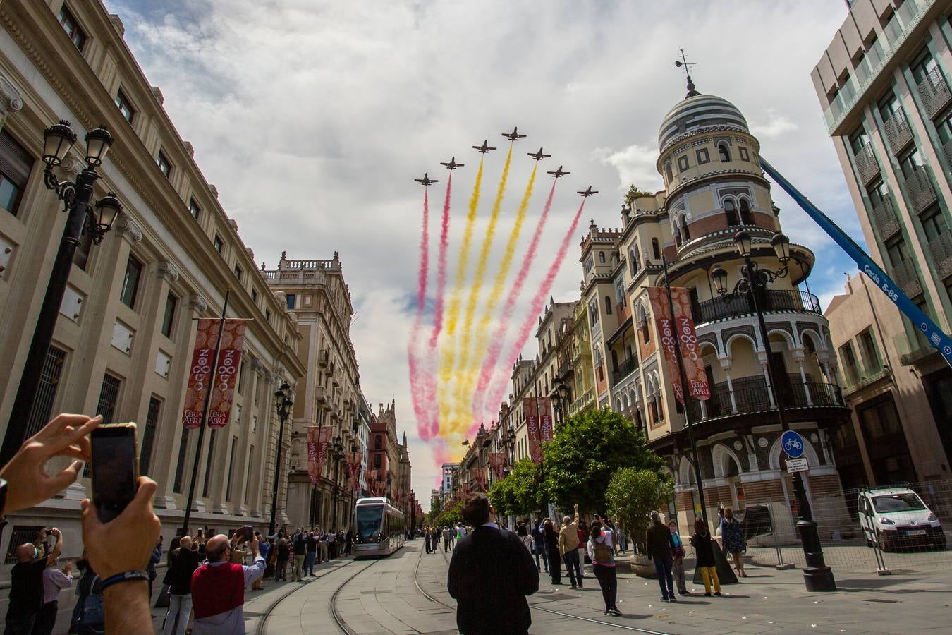 La Patrulla Águila surca el cielo de Sevilla el 'Miércoles de Feria'