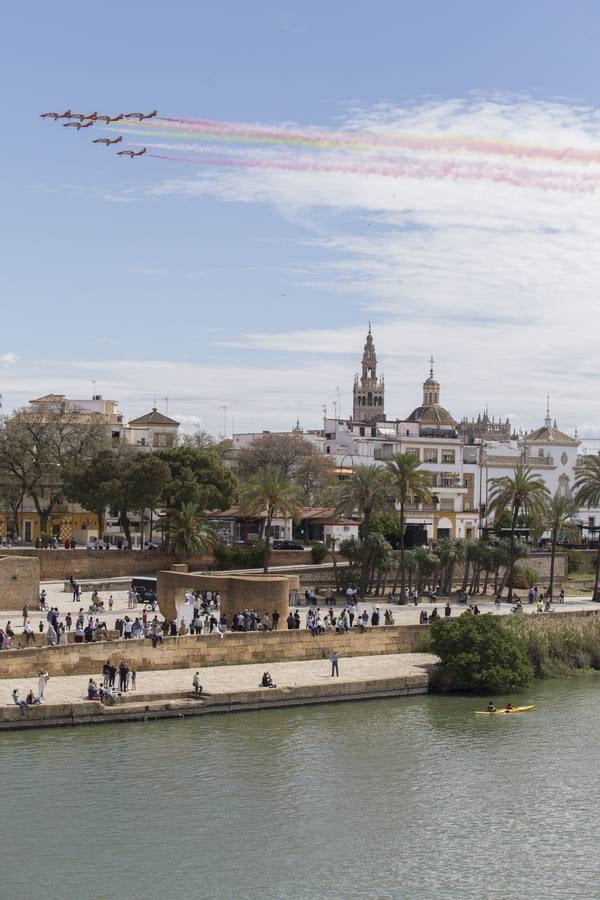 La Patrulla Águila surca el cielo de Sevilla el 'Miércoles de Feria'