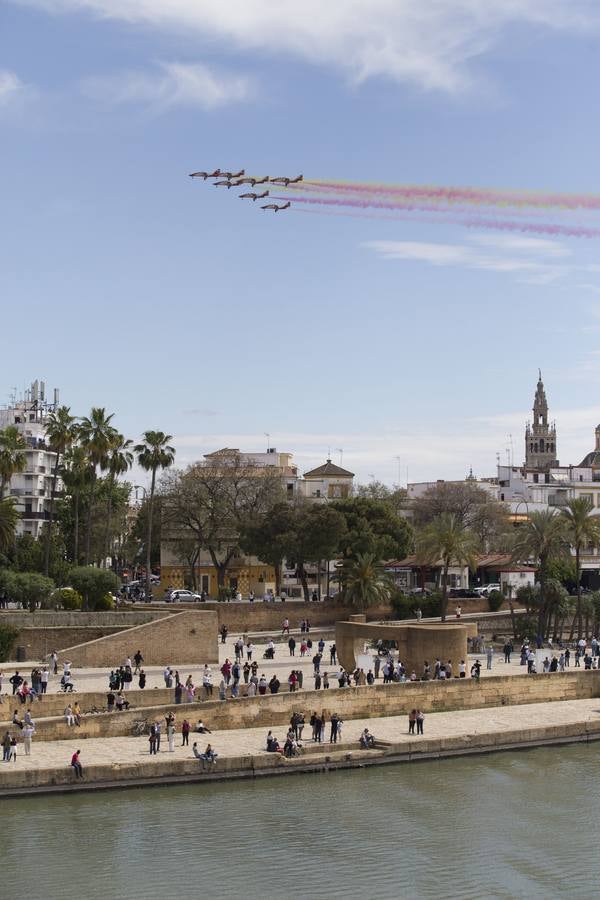 La Patrulla Águila surca el cielo de Sevilla el 'Miércoles de Feria'