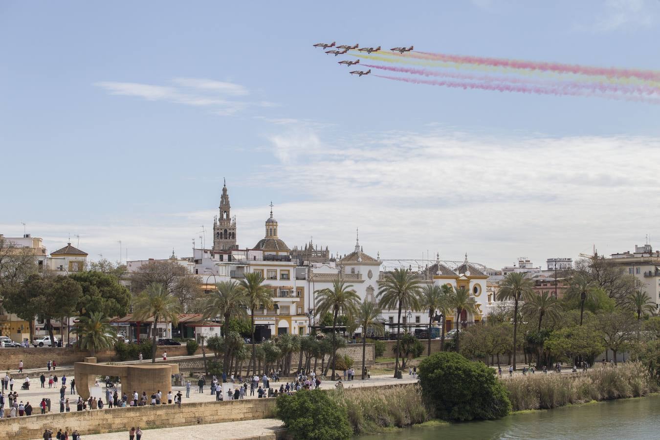 La Patrulla Águila surca el cielo de Sevilla el 'Miércoles de Feria'