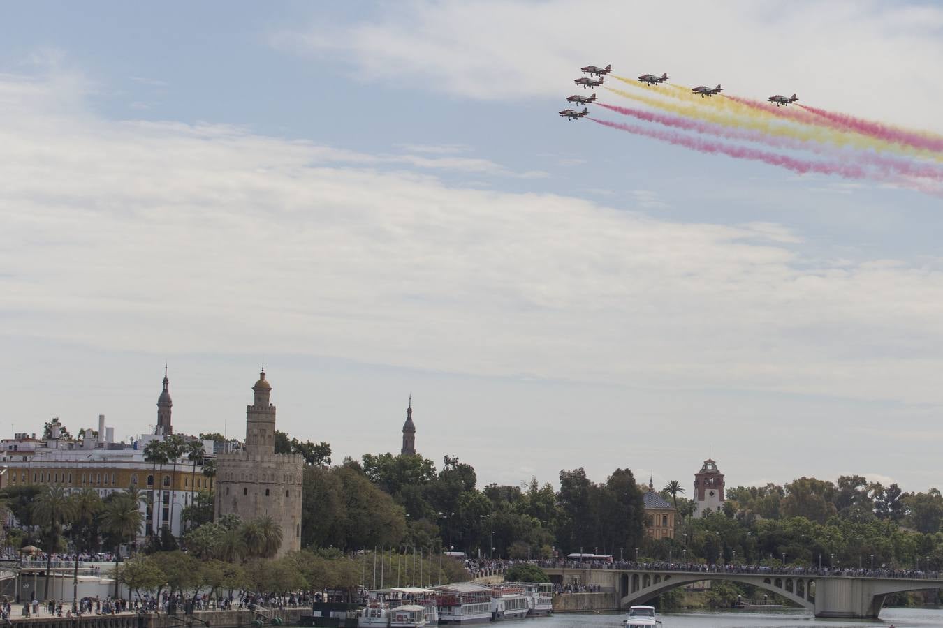 La Patrulla Águila surca el cielo de Sevilla el 'Miércoles de Feria'