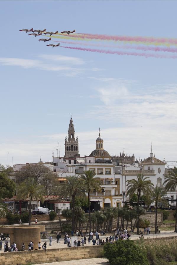 La Patrulla Águila surca el cielo de Sevilla el 'Miércoles de Feria'