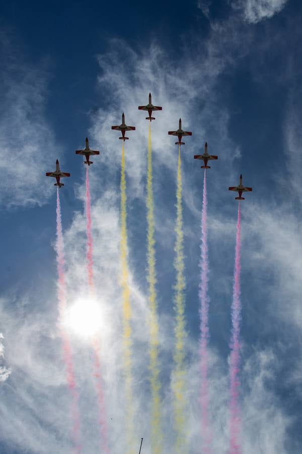 La Patrulla Águila surca el cielo de Sevilla el 'Miércoles de Feria'