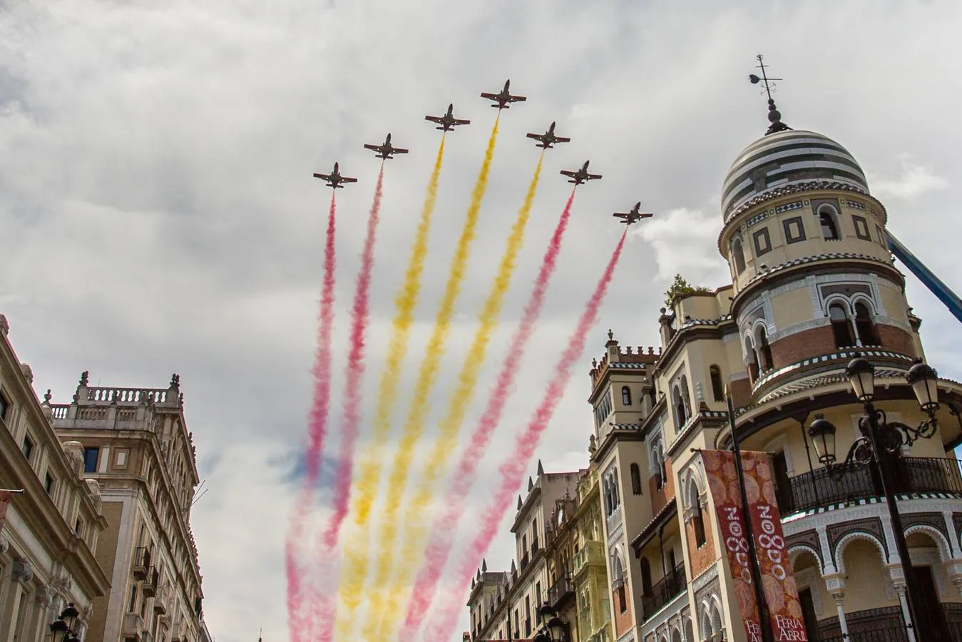 La Patrulla Águila dibuja la bandera de España en el cielo de Sevilla