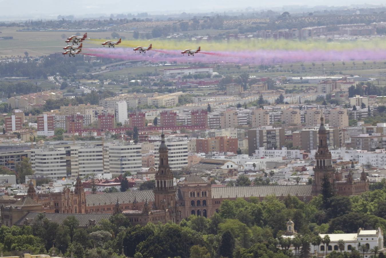 La Patrulla Águila surca el cielo de Sevilla el 'Miércoles de Feria'