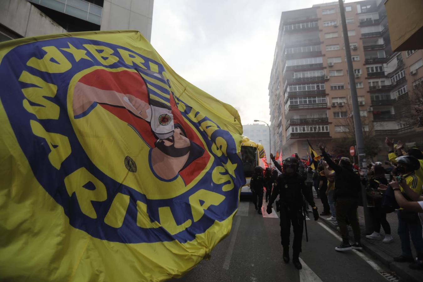 FOTOS: Bengalas y banderolas para recibir al autobús del Cádiz