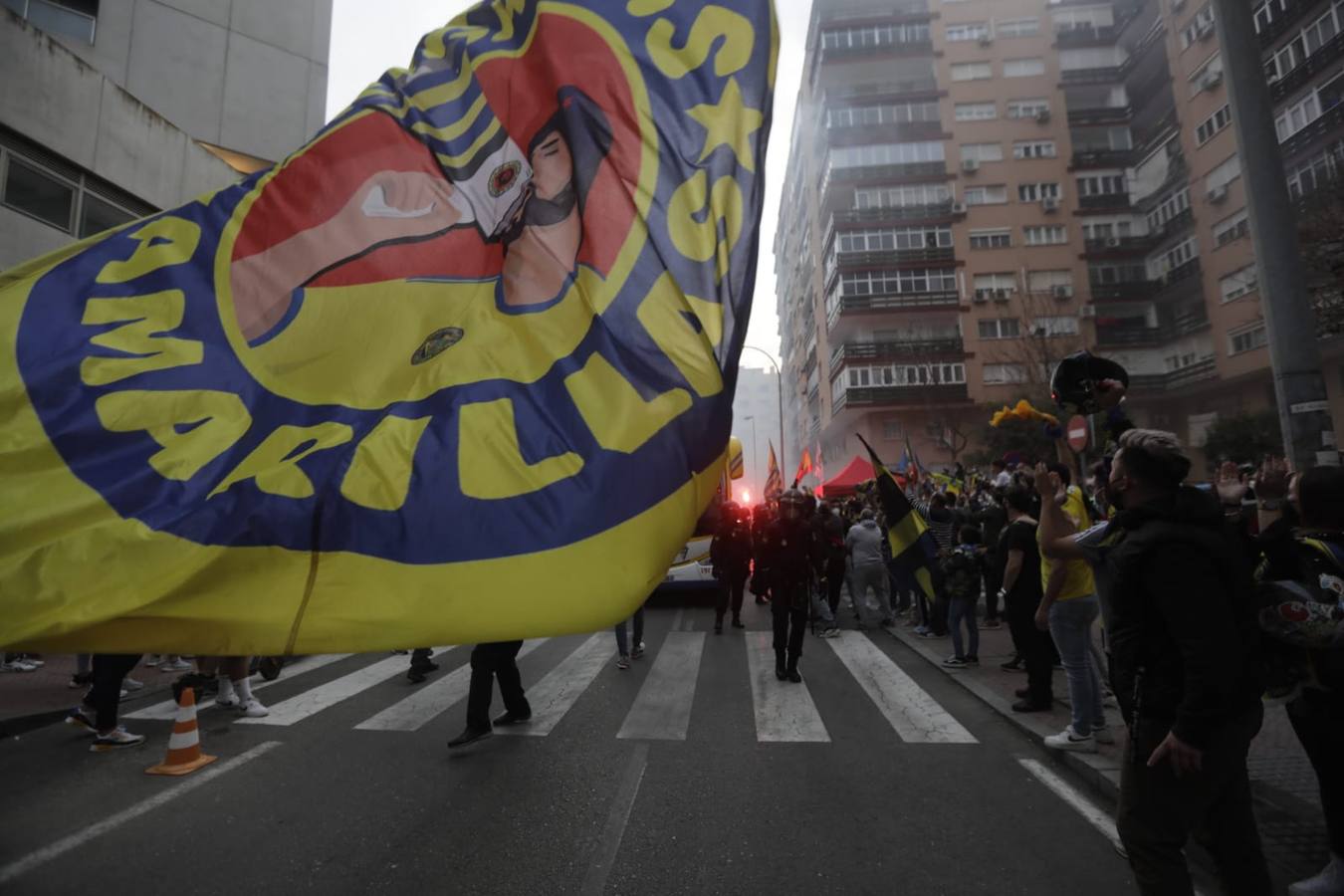 FOTOS: Bengalas y banderolas para recibir al autobús del Cádiz