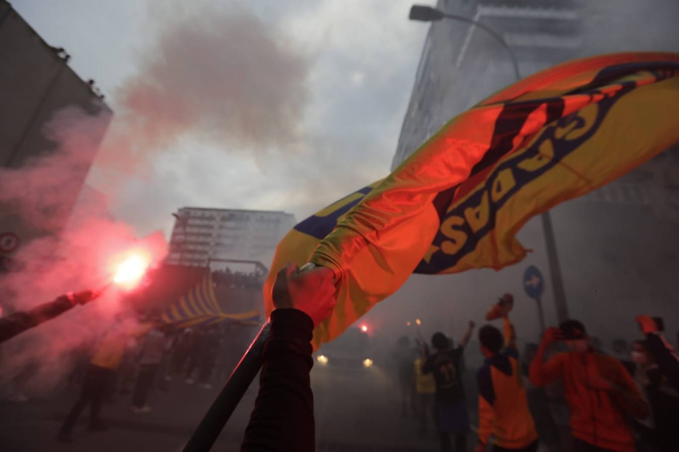 FOTOS: Bengalas y banderolas para recibir al autobús del Cádiz