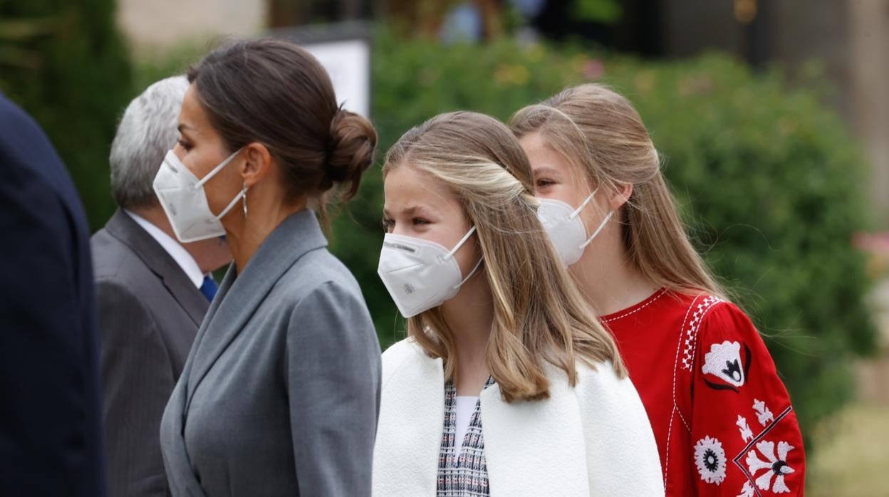 Los looks de la Reina Letizia y sus hijas Leonor y Sofía en la presentación del submarino Isaac Peral S-81