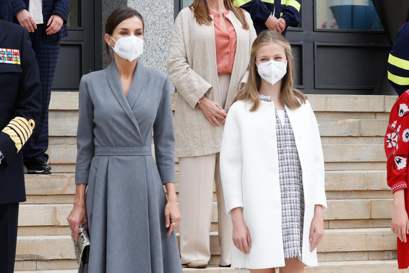 La Reina Letizia y sus hijas iban a juego, en gris, blanco y rojo. De corto y calzado plano las niñas, con un discreto vestido a media pierna cruzado y salones la soberana.. 