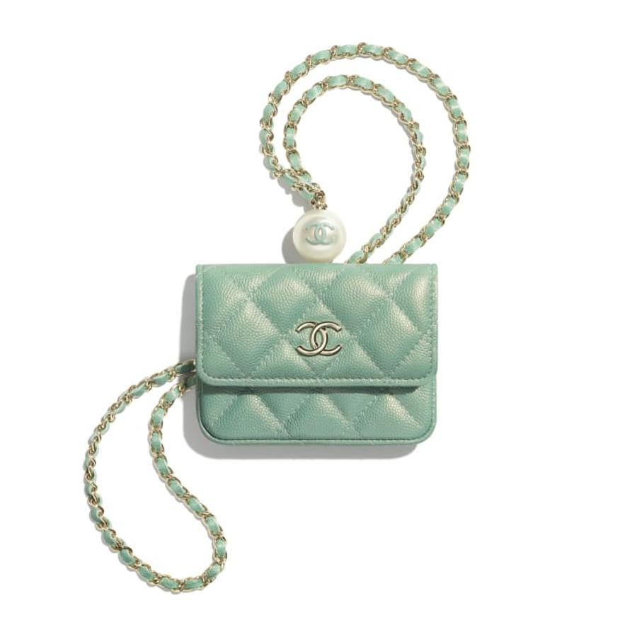 Chanel. Monedero con solapa y cadena en color menta. Realizado en piel de ternera granulada irisada, perlas artificiales y metal dorado, su tamaño lo convierte en el accesorio ideal y de tendencia de la temporada. Precio: 1.200€