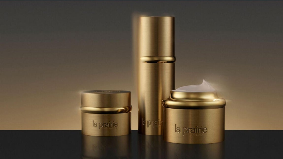 La Prairie. Pure Gold Collection es el último lanzamiento de La Prairie, centrado en recuperar la vitalidad de la piel con el ingrediente más exclusivo que existe: el oro puro. La experiencia multisensorial se compone de 3 productos: Pure Gold Radiance Concentrate (768€), un sérum revitalizante que se funde con la piel dejando un ligero indicio de resplandor de oro puro. Seguido de Pure Gold Radiance Cream (768€) y el contorno de ojos Pure Gold Radiance Eye Cream (576€). Todas ellas impregnadas de un delicado aroma concebido para capturar la fragancia única de las altísimas cumbres de Suiza al anochecer. La máxima exclusividad en belleza, que tu madre sin duda sabrá valorar. Con este lanzamiento, la casa de lujo suiza anuncia además un hito importante en su esfuerzo por preservar la naturaleza patrocinando la Sección de Glaciología en ETH Zurich ayudando así a garantizar la preservación de los glaciares; estos paisajes helados forman una parte esencial del impresionante paisaje alpino que inspira la colección.