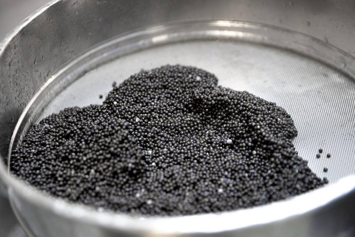 Distintas fases del proceso de elaboración del caviar de Río Frío