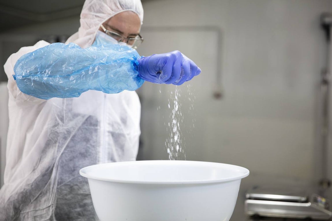 Distintas fases del proceso de elaboración del caviar de Río Frío