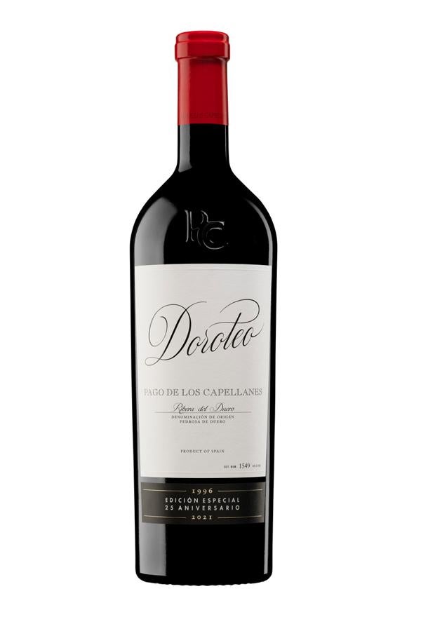 Doroteo. Este vino es un homenaje por el 25 aniversario de la creación de la bodega Pago de los Capellanes en 1996, una de las bodegas más relevantes de Ribera del Duero. Este nuevo vino que pretende expresar la conexión con el origen y rinde tributo a ese valioso legado, personificado en el abuelo de la familia, Doroteo Rodero. Una edición especial numerada procedente de viñas viejas de tempranillo de la que se han elaborado 5.450 botellas. Tiene una crianza de 36 meses en barricas de roble francés y al menos otros 24 meses más en botella. El largo periodo de crianza se traduce en un vino elegante y potente a la vez, un exponente de clasicismo, maduro y fresco. Precio: 60€.