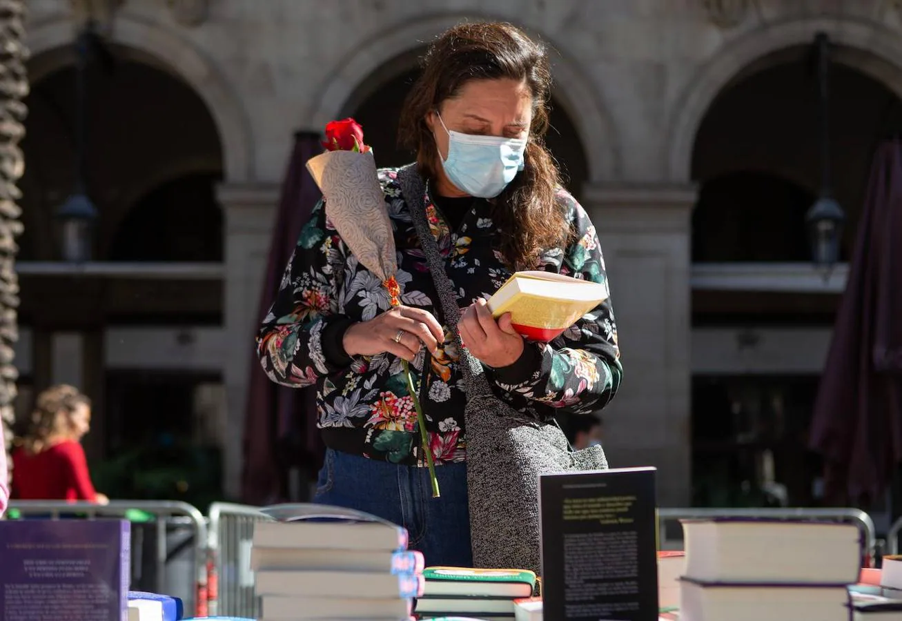 Una persona curiosea entre los libros de una de las paradas de las Ramblas de Barcelona. 