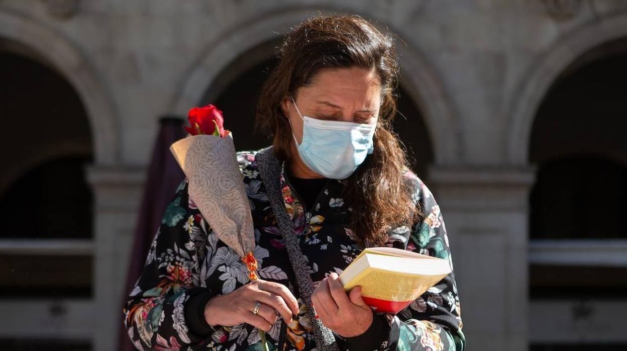 Mascarillas, distancia de seguridad y sin aglomeraciones: las imágenes de la Feria del Libro más atípica