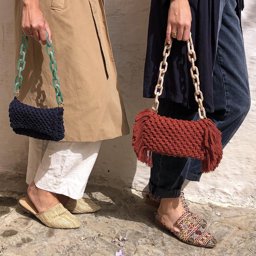 Lyne Brand. Esta marca sevillana propone regalar a tu madre toda una experiencia juntas para crear su propio regalo. Utilizando la técnica del macramé, una técnica remota que hoy rescatan como forma de hacer moda. La firma propone distintos kits con las instrucciones y los materiales necesarios para crearlos distintos modelos de bolsos y accesorios desde cero, sin tener nociones previas. Una experiencia gratificante en la que el tiempo y la desconexión cobran una vital importancia y que además, con motivo del Día de la Madre contará con un 20% de descuento en la compra del segundo kit para poder compartirlo con quien más lo merece.