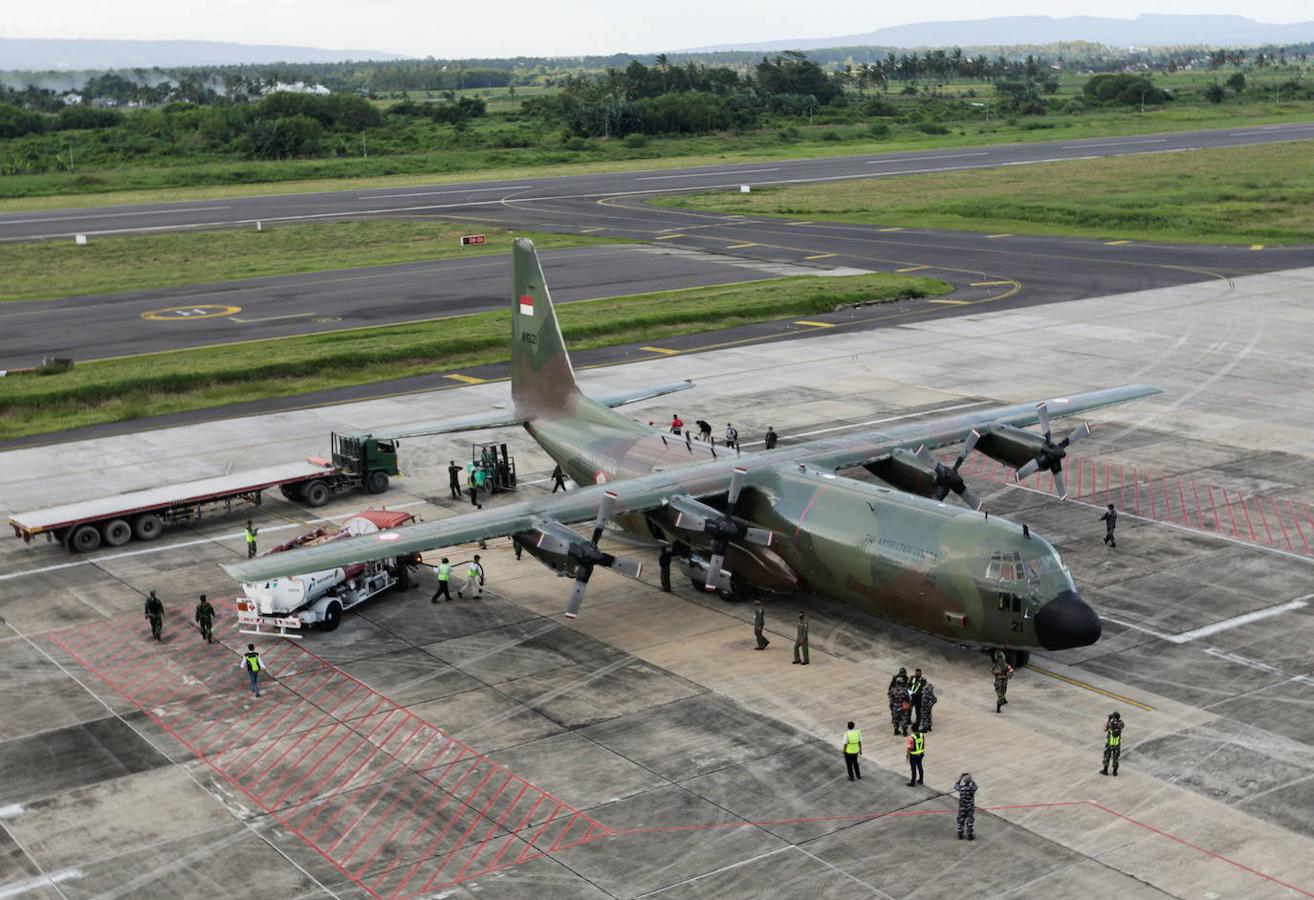 Un avión de la Fuerza Aérea de Indonesia llega al aeropuerto de Banyuwangi para entregar equipo mientras continúa la búsqueda del submarino KRI Nanggala-402 desaparecido. 