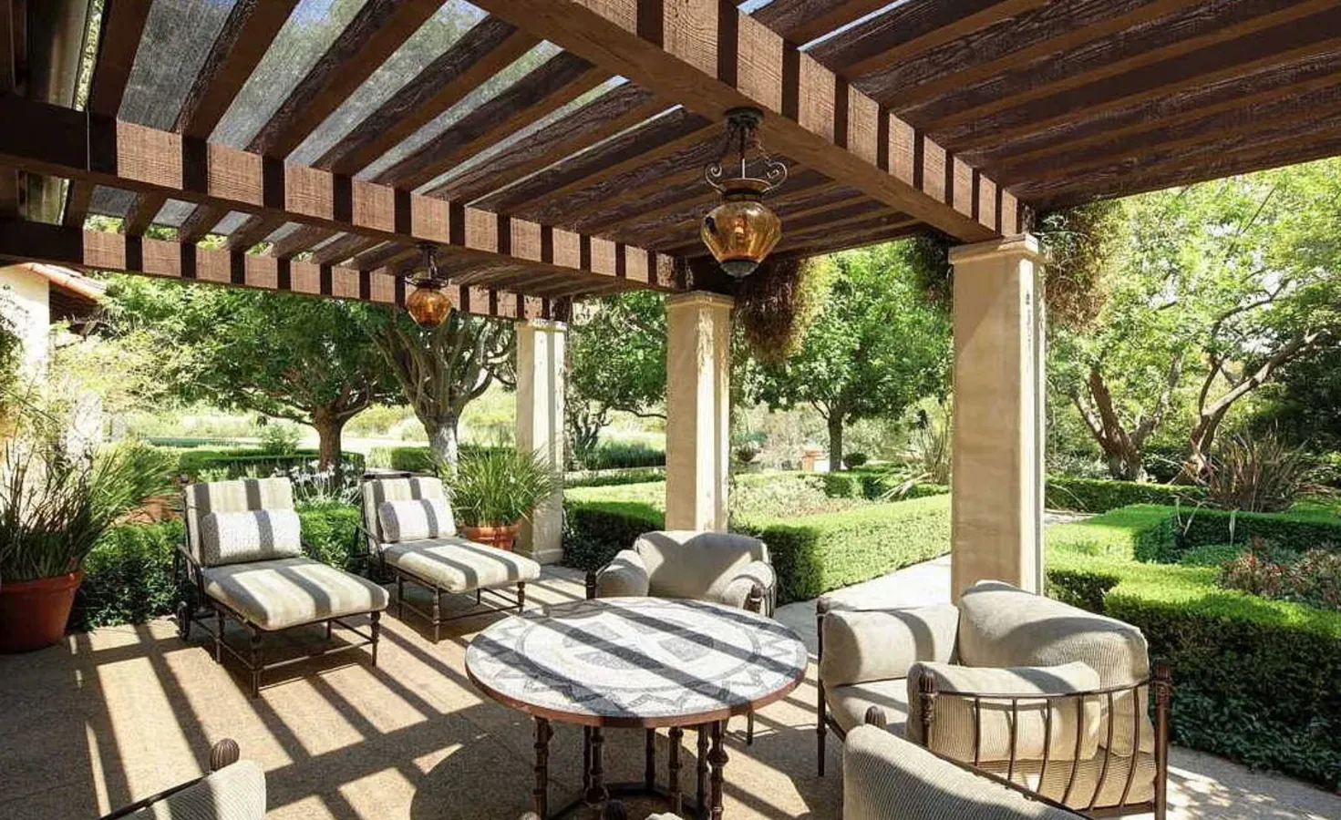 Así es la nueva mansión de Dwayne Johnson. Esta área también incluye diferentes espacios en los que relajarse, como diferentes terrazas, jardines y solárium junto a la piscina en los que la familia podrá disfrutar de los calurosos veranos.