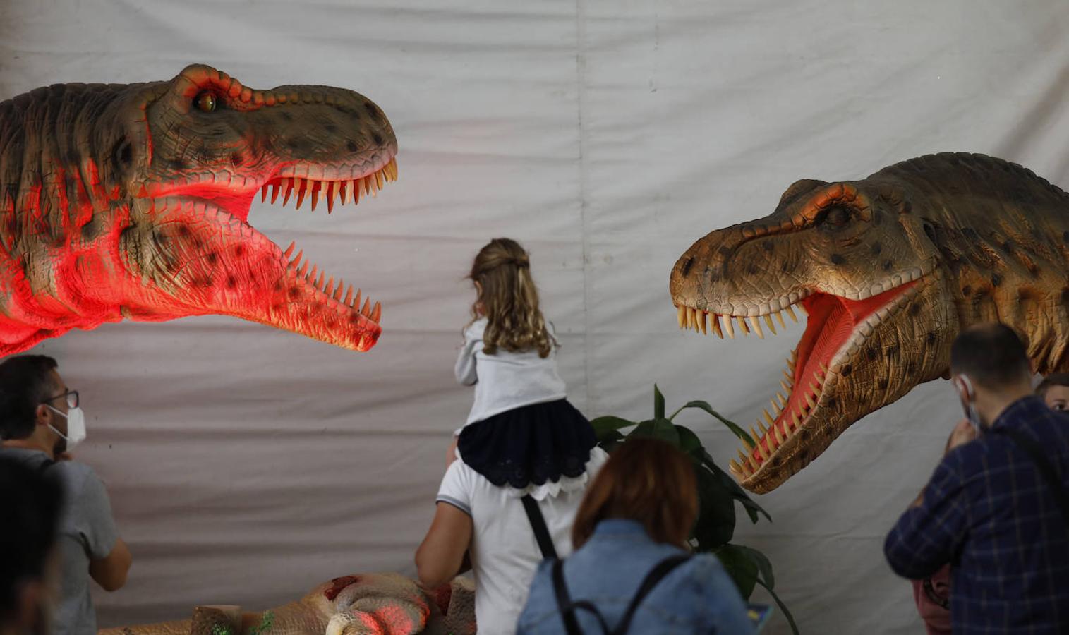 La carpa de Dinosaurs Tour en la Arruzafilla de Córdoba, en imágenes