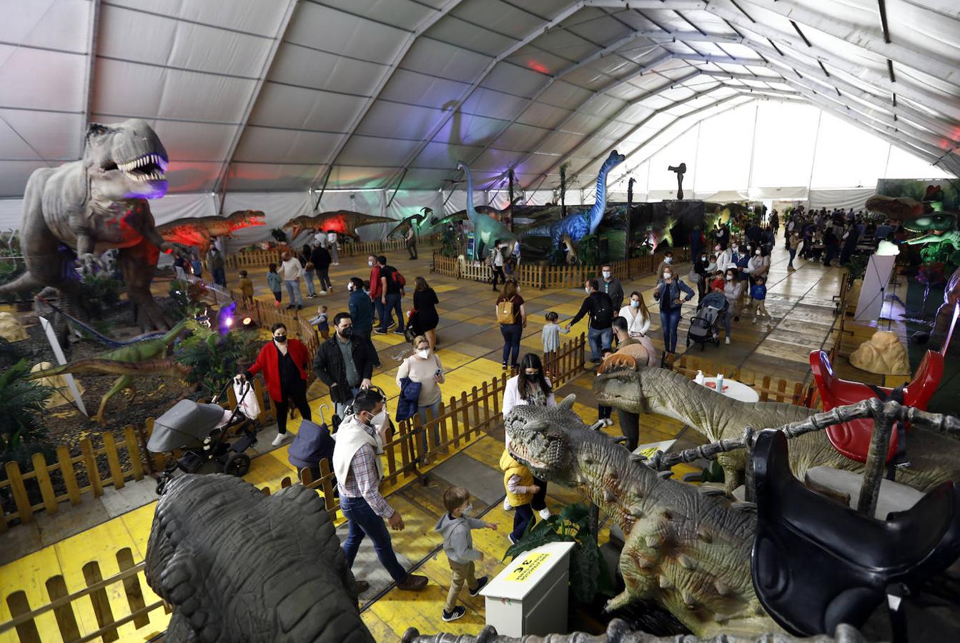 La carpa de Dinosaurs Tour en la Arruzafilla de Córdoba, en imágenes