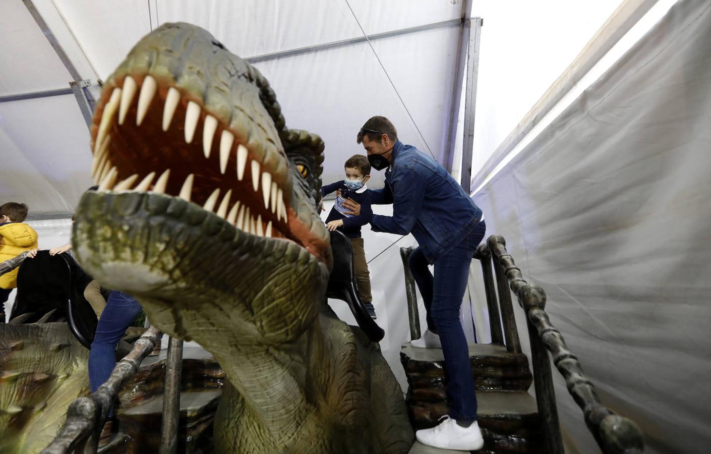 La carpa de Dinosaurs Tour en la Arruzafilla de Córdoba, en imágenes