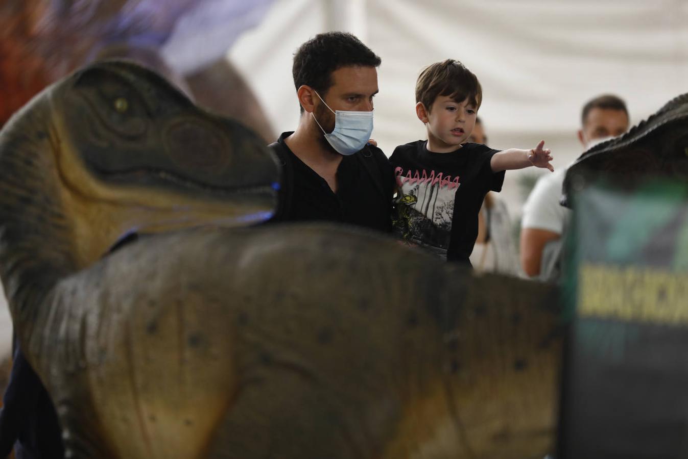 La carpa de Dinosaurs Tour en la Arruzafilla de Córdoba, en imágenes