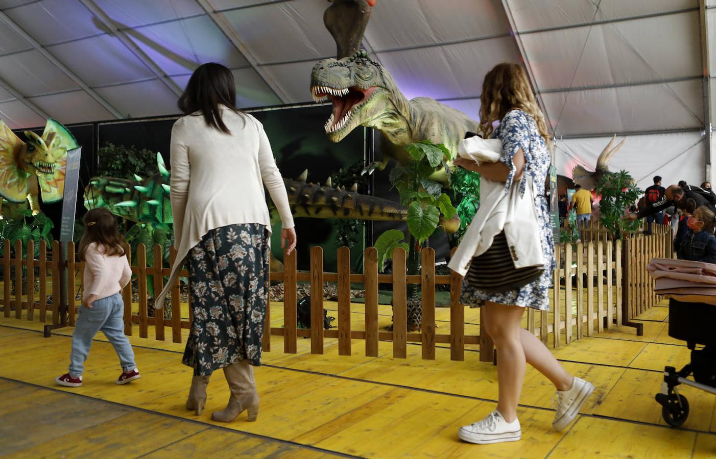 La carpa de Dinosaurs Tour en la Arruzafilla de Córdoba, en imágenes