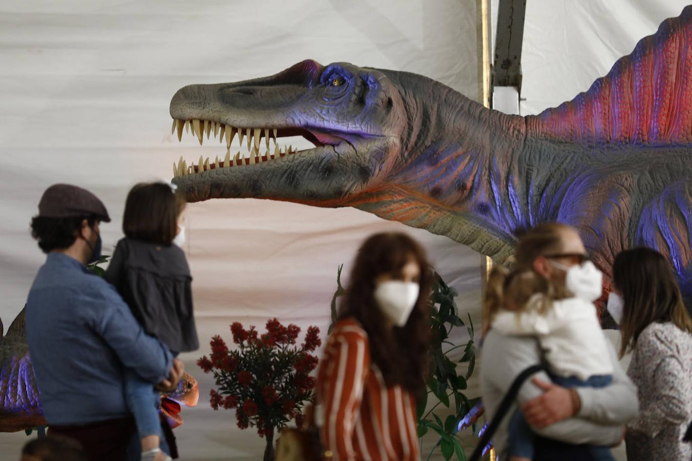 La carpa de Dinosaurs Tour en la Arruzafilla de Córdoba, en imágenes