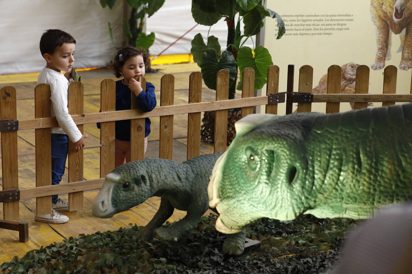 La carpa de Dinosaurs Tour en la Arruzafilla de Córdoba, en imágenes