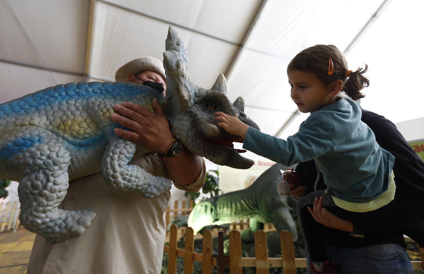 La carpa de Dinosaurs Tour en la Arruzafilla de Córdoba, en imágenes