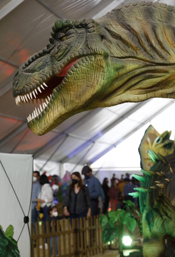 La carpa de Dinosaurs Tour en la Arruzafilla de Córdoba, en imágenes