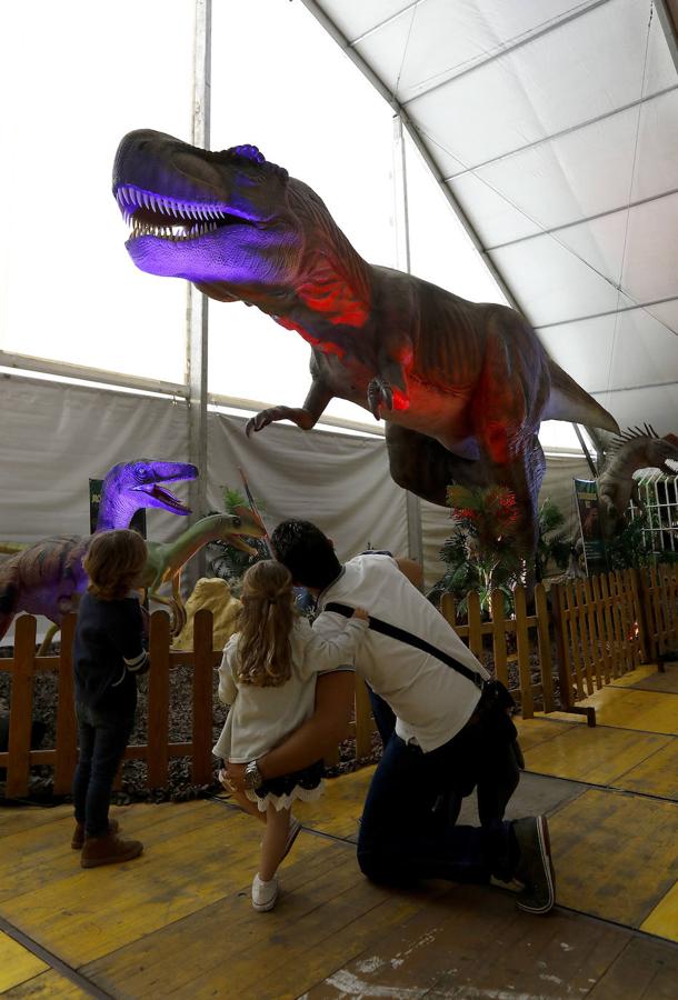 La carpa de Dinosaurs Tour en la Arruzafilla de Córdoba, en imágenes