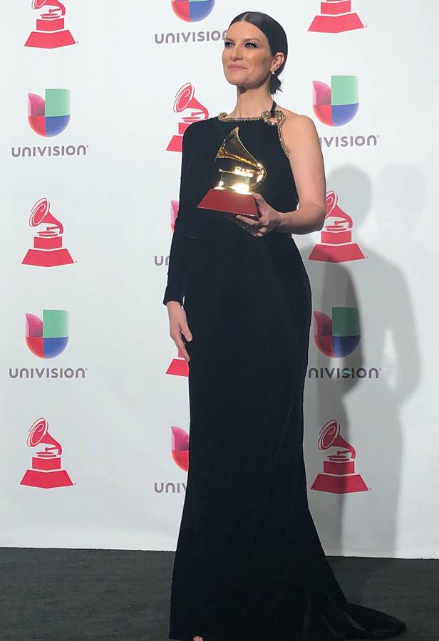 Uno de los mejores looks de alfombra de Pausini, en 2018 en los Latin Grammy, con un vestido de terciopelo negro de un solo hombro de Armani Privé y el pelo recogido. Ese año recibió su cuarto Latin Grammy, y se convirtió en la primera mujer en actuar en directo en el Circo Massimo en Roma.. 